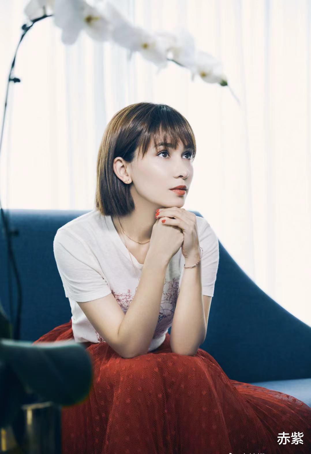 赤紫|白t搭配红裙，看起来还不错，初秋可以照搬卢靖姗这一身了