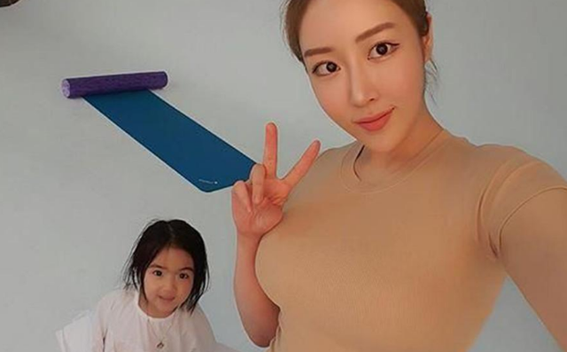 辣妈|90后辣妈本想晒娃,自己却意外成网红,这身材让人羡慕不已