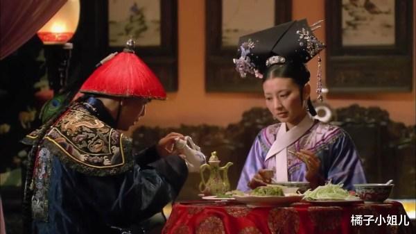 周星驰|温实初和眉庄缠绵那夜,无意间做的一个动作,救了他自己一命