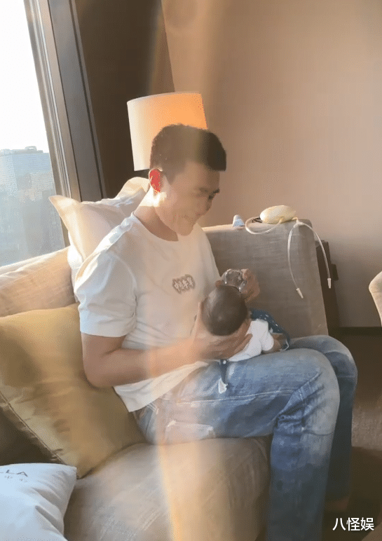 王灿|王灿晒老公视角美照,手捧咖啡展婀娜身姿,大赞杜淳拍照技术不错