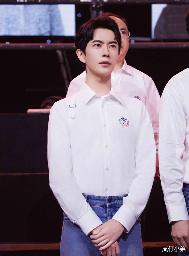 于朦胧|33岁内地小生疑似恋情曝光,二人街头举止亲密,上演最萌身高差!