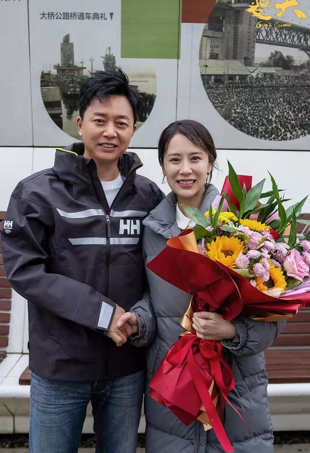 时尚风行派 46岁梅婷新剧要大火！杀青照她穿衬衫美貌出众，跟海清飙戏超期待