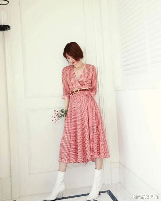 粉色|马伊琍与小13岁男演员搭戏，俩人穿剧组服装，还挺有CP感的