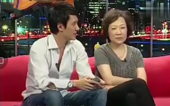 冯绍峰|冯绍峰妈妈回应儿子离婚原因, 嫌弃赵丽颖整天不着家, 不肯生二胎