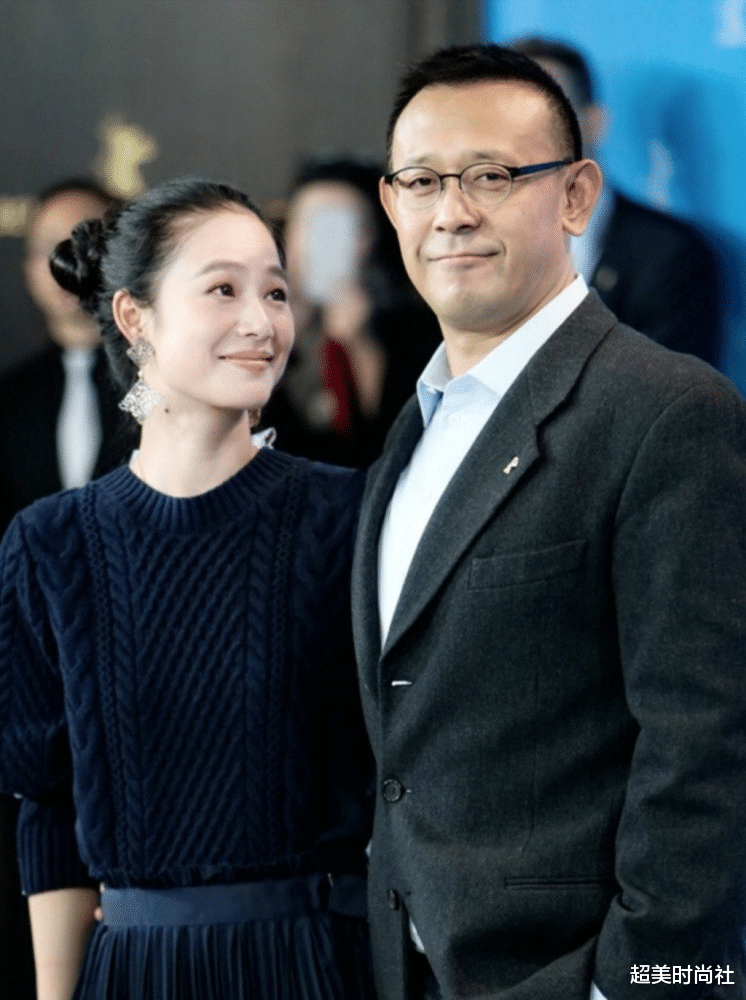 超美时尚社|周韵走红毯身边不见姜文，穿黑裙显气场强，43岁气质越来越好