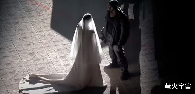 金·卡戴珊|金·卡戴珊穿“婚纱”惊艳前夫演唱会，侃爷合不拢嘴，手牵手离场