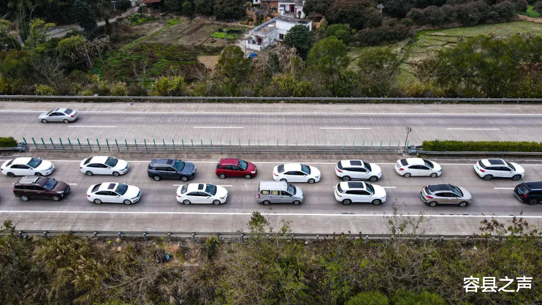 容县之声 节后返程高峰来袭，堵堵堵！广西高速上演堵车大片，从白天堵到黑夜