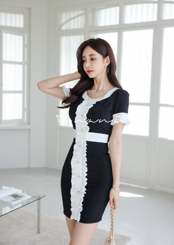 心壹穿搭|女神孙允珠时尚搭配：简式竖扣黑白哥特腈纶直筒裙