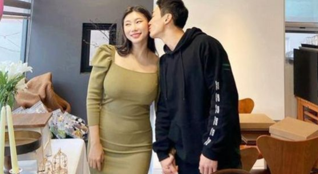 教练|韩国42岁阿姨，倒追25岁小鲜肉，生下双胞胎，如今两人过得怎样？