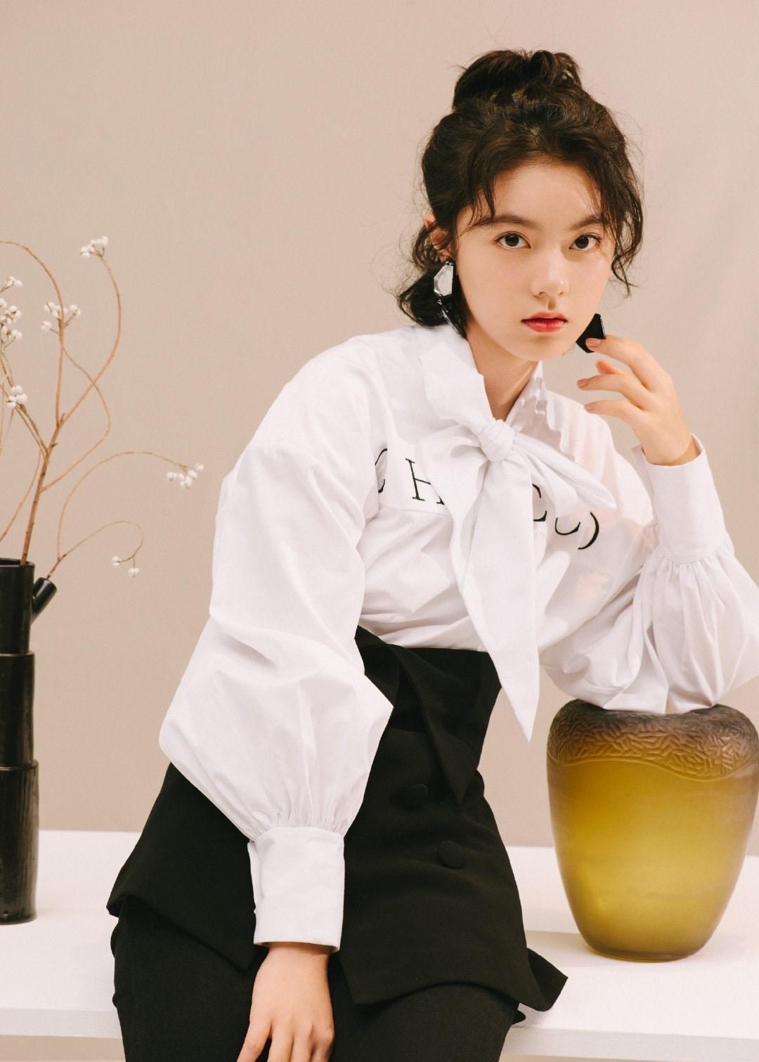 长脖子爸比说|白衬衫搭配破洞裤,赵今麦美貌如花,粉丝:好像跟她谈恋爱!