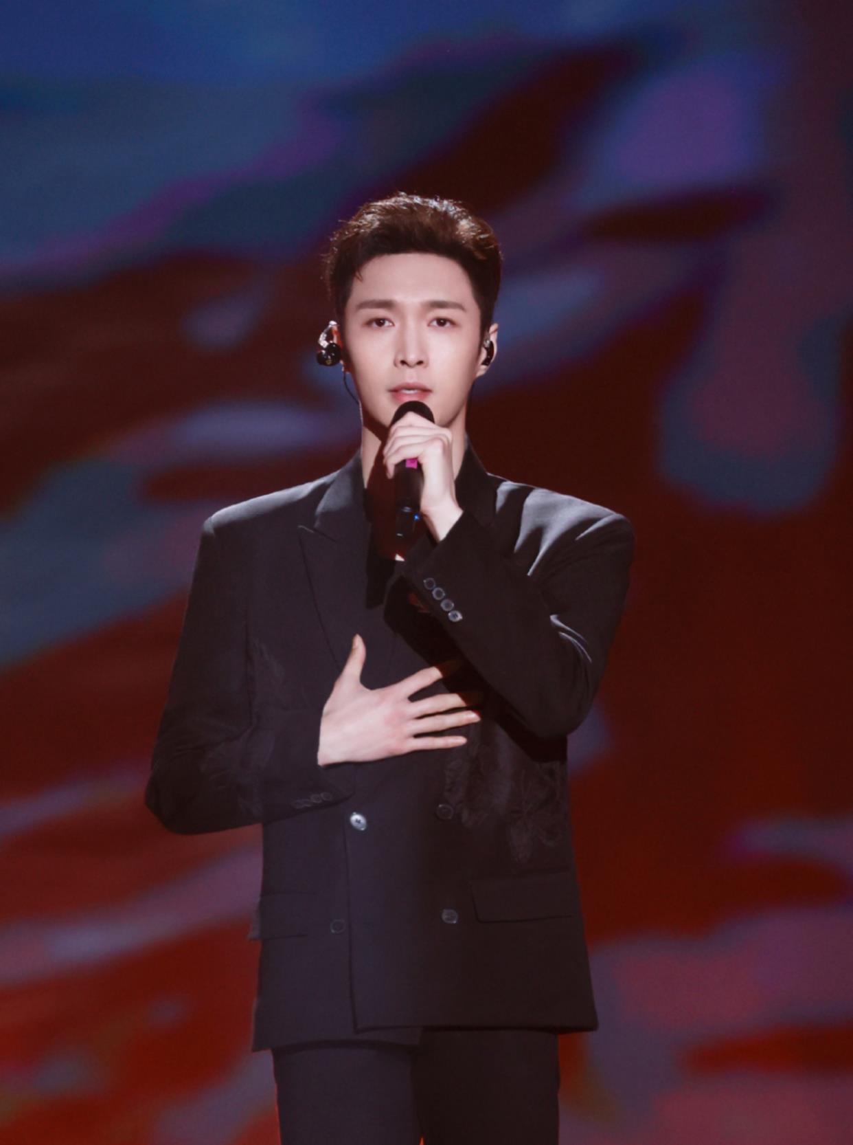 张艺兴|张艺兴一出场，收视率直线飙升：东方卫视跨年晚会请对人了