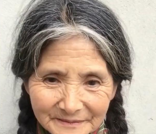 安然说社会 湖北一6旬老人神似童话公主，包村干部：纯素颜无保养，太美了！