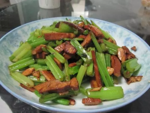 医生|不能一起食用，却有很多人犯错误，千叮万嘱！芹菜和它是天生的“死对头”