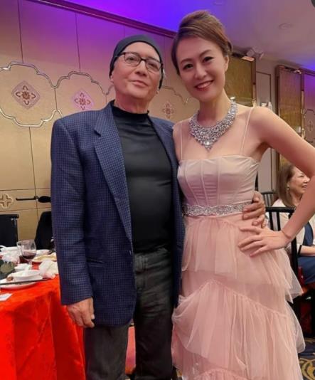 尊龙|69岁尊龙息影多年罕现身，挺着大肚腩，自然老去五官变慈祥