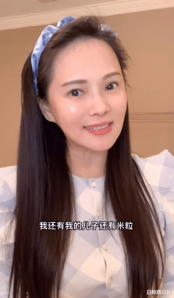 伊能静|伊能静携女儿赶机场！5岁米粒活泼可爱，看到孩子被拍黑着脸遮挡