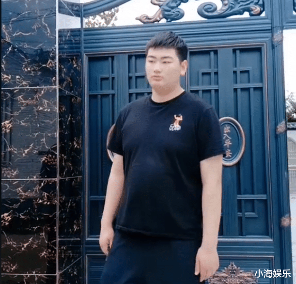 朱单伟|大衣哥儿子移情别恋？手搭在美女肩上热聊，网友：这俩才像一对