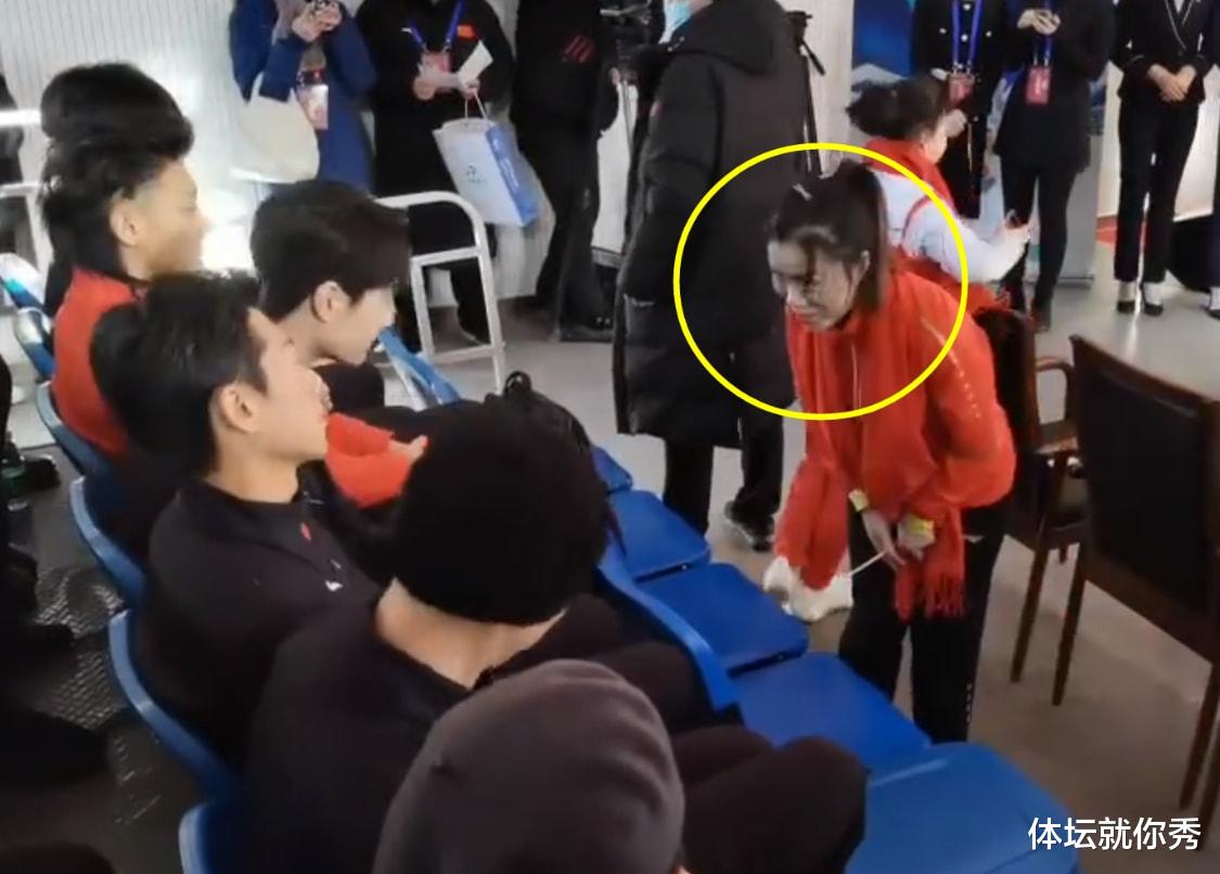 风起洛阳|杨倩参加冬奥会活动！看到偶像后太激动了，谁注意她合影前的举动