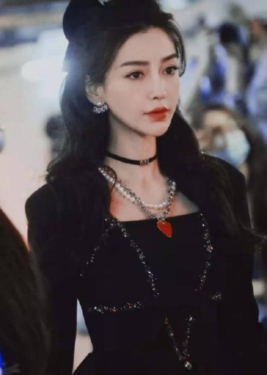 Angelababy|黄晓明管不住老婆？baby将“毒液袜”穿出透光感，效果太绝了