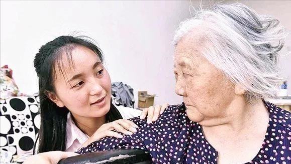 萌听小c姐|95后“孝心妹”带着瘫痪奶奶上大学，是何原因让她作出如此决定？