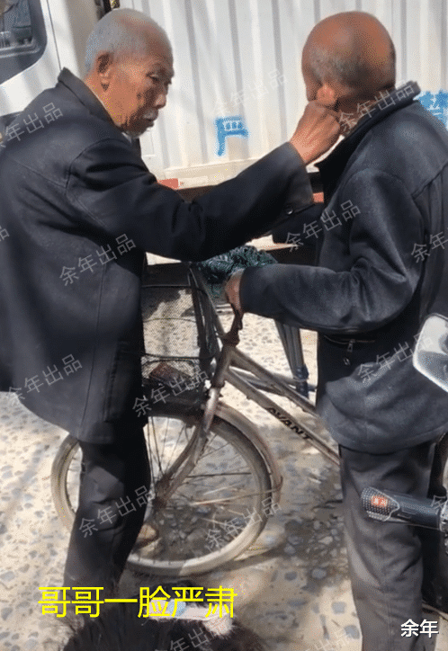 余年 太可爱！湖北荆州，老人当街扭弟弟耳朵，网友：蛮牛遇上倔羊