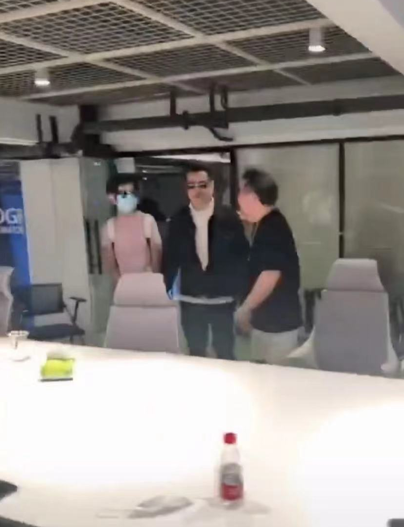 王秀竹|71岁港星石修现身内地！和妙龄女子亲密互动，妻子站一旁拎包拿衣