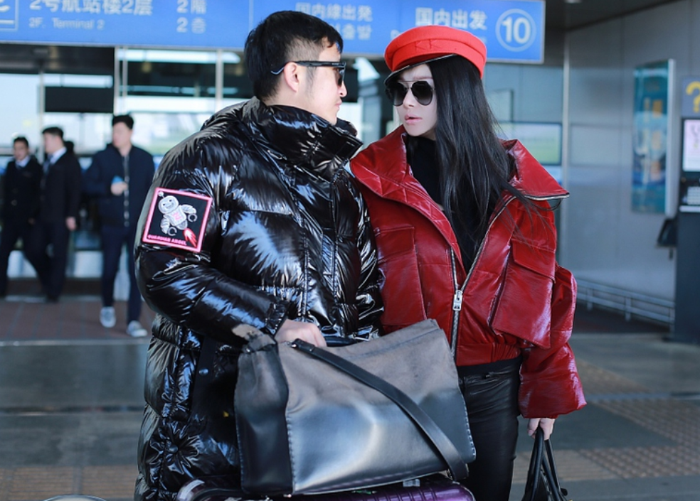 何有强 冉莹颖邹市明潮范十足，穿羽绒服十指紧扣走机场，俊男靓女太吸睛