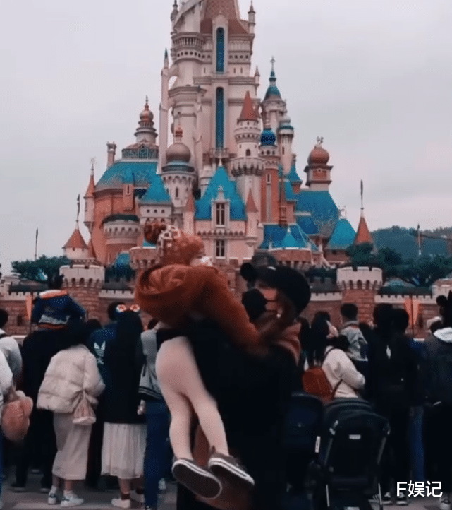 林子善|TVB男艺人林子善携妻为女儿庆祝2岁生日 一家三口去游乐场游玩庆祝