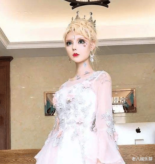 芭比娃娃|“真人芭比”迪丽拉换搭档，男方留长发长相秀气，疑似新男友