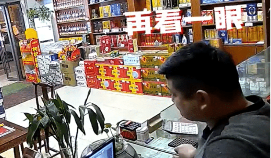 前方社会冲锋号 因多看了两眼美女,遭媳妇扇“嘴巴”攻击,男老板笑称:改不掉!