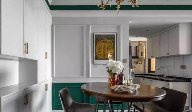 演绎|宽敞通透的大两居,墨绿色的装扮,演绎出不一样的格调!