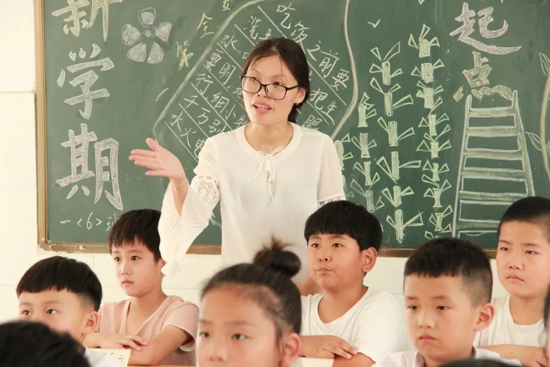 |“妈,我去当老师了”,当班主任一年后,女儿颜值对比太明显