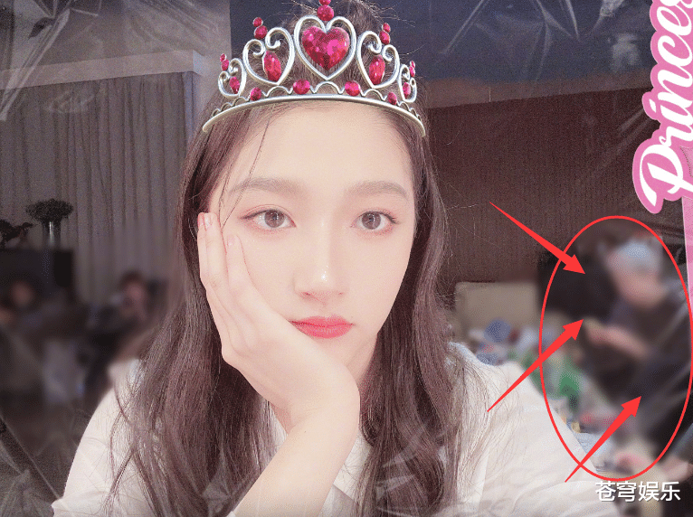 关晓彤|关晓彤发自拍存货，打马赛克照片意外抢眼，放大五倍后鹿晗出现了