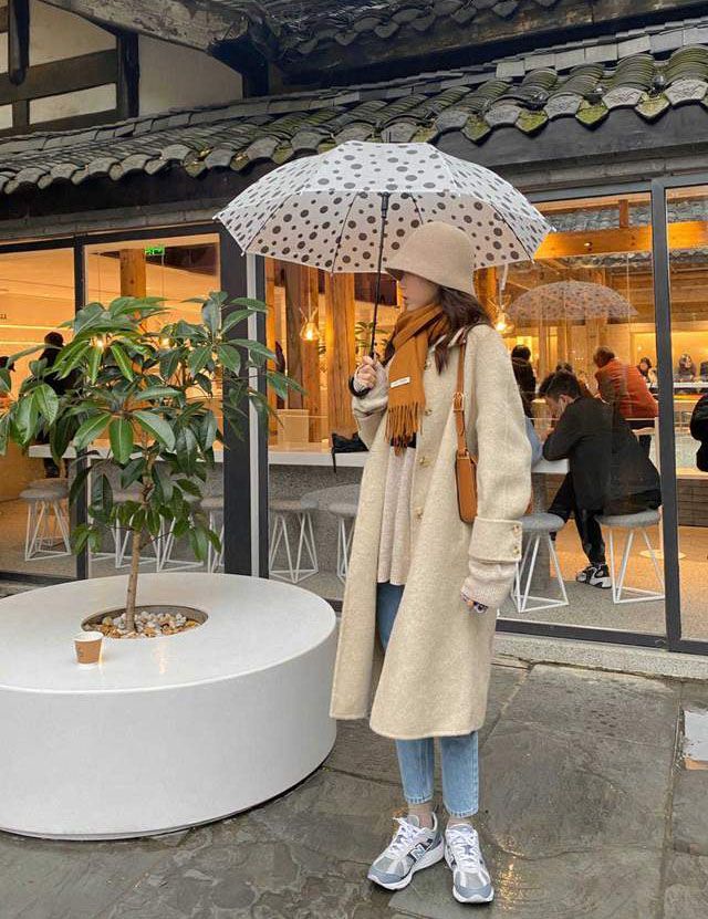 宝贝你别闹 微凉秋日穿大衣出门，如何选择裤子很重要，搭对了时尚又很高级