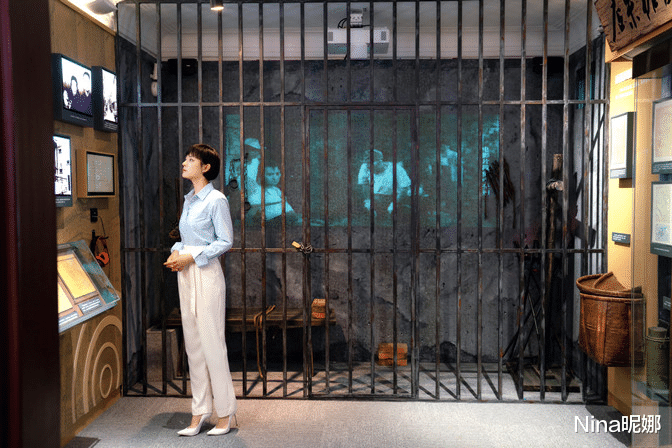 孙俪|孙俪打卡迪士尼，穿皮衣牛仔裤像帅小伙，老夫老妻玩公主抱太腻歪