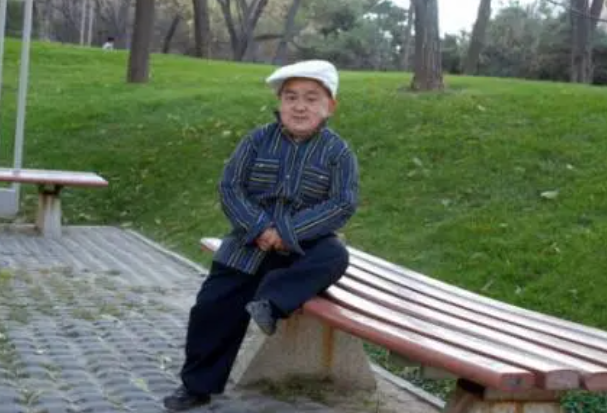 |“特型演员”张伸的毁灭史，他的故事好无奈