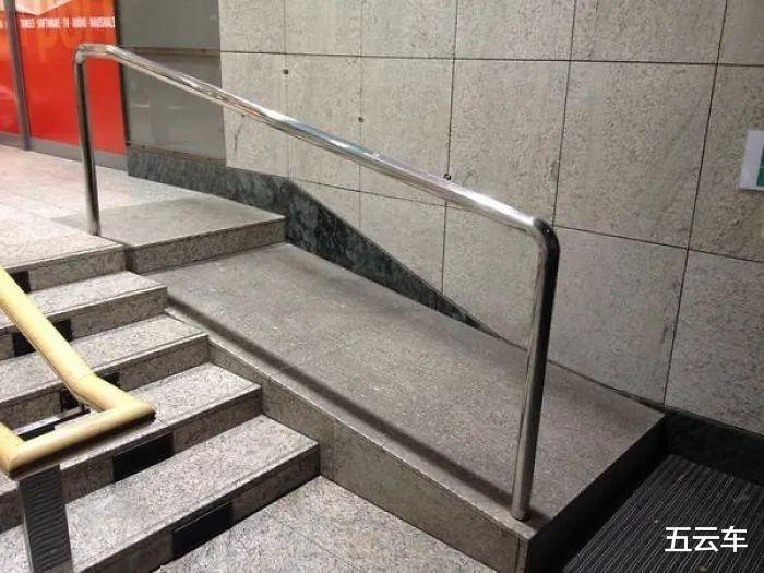 五云車(chē) 16個(gè)為殘疾人修建的專(zhuān)用通道，看完想把設(shè)計(jì)師的腿打斷