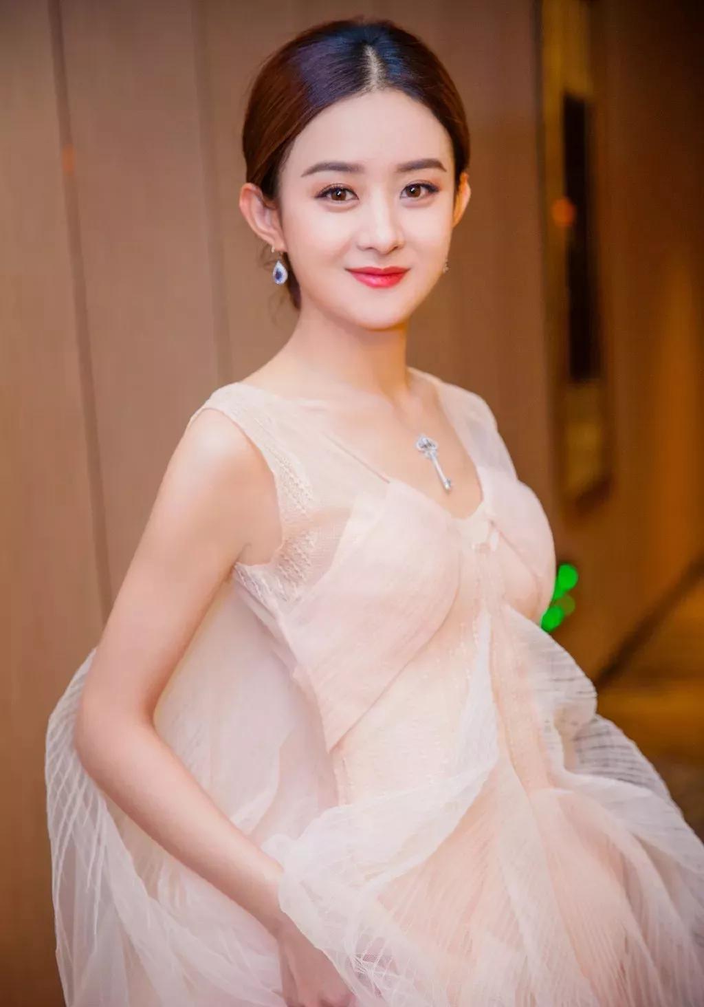 赵丽颖|赵丽颖崛起之路成为明星典范，最后和冯绍峰闹出了下坡路