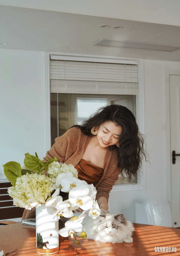 锦鲤时尚|时尚博主三木教你做“卡其女孩”,可纯可御还百搭,穿出秋日风情