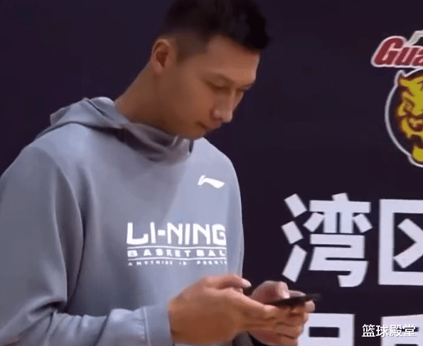 易建联|比赛中+赛后，谁注意朱总？全程玩手机，也就他和阿联敢这样了！