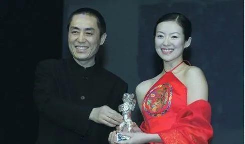 花影爱花 章子怡沙滩脱掉自己泳衣与富豪热吻,和导演深夜讨论剧本