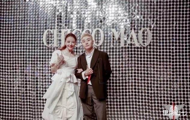 钟丽缇|周海媚罕见现身秀场,不做发型成全场最朴素,同框钟丽缇像隔辈人