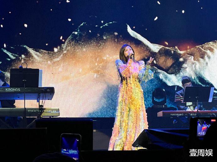 冯提莫|43岁梁静茹在美国开演唱会，跟富豪分手一年，身材发福太明显！