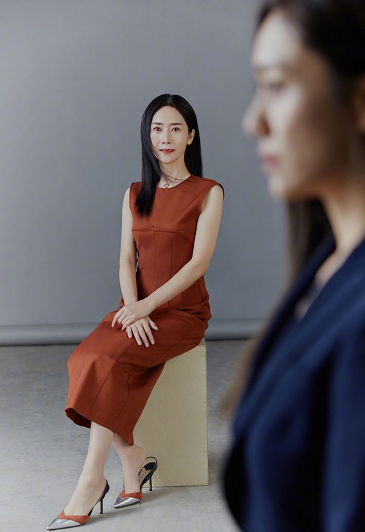 潮流新风|刘芸妈妈真不显老，62岁穿红裙身材窈窕又明艳，气质比刘芸还要好