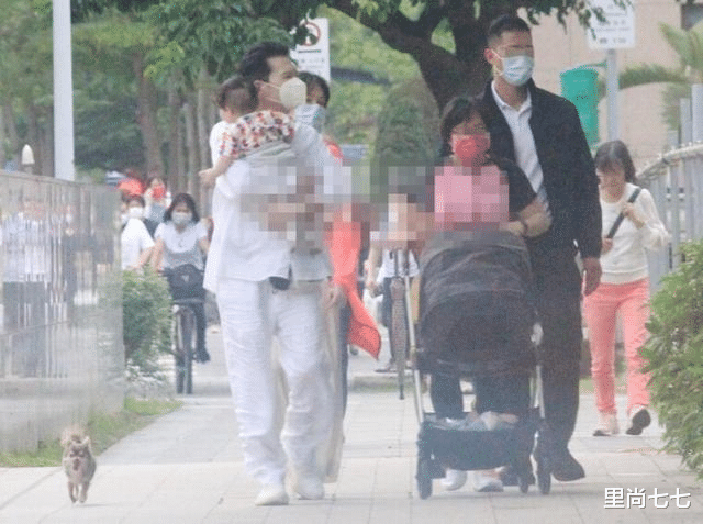 郭碧婷|向华强留台陪儿媳溜娃，请俩保姆却亲自抱娃，郭碧婷打扮太邋遢