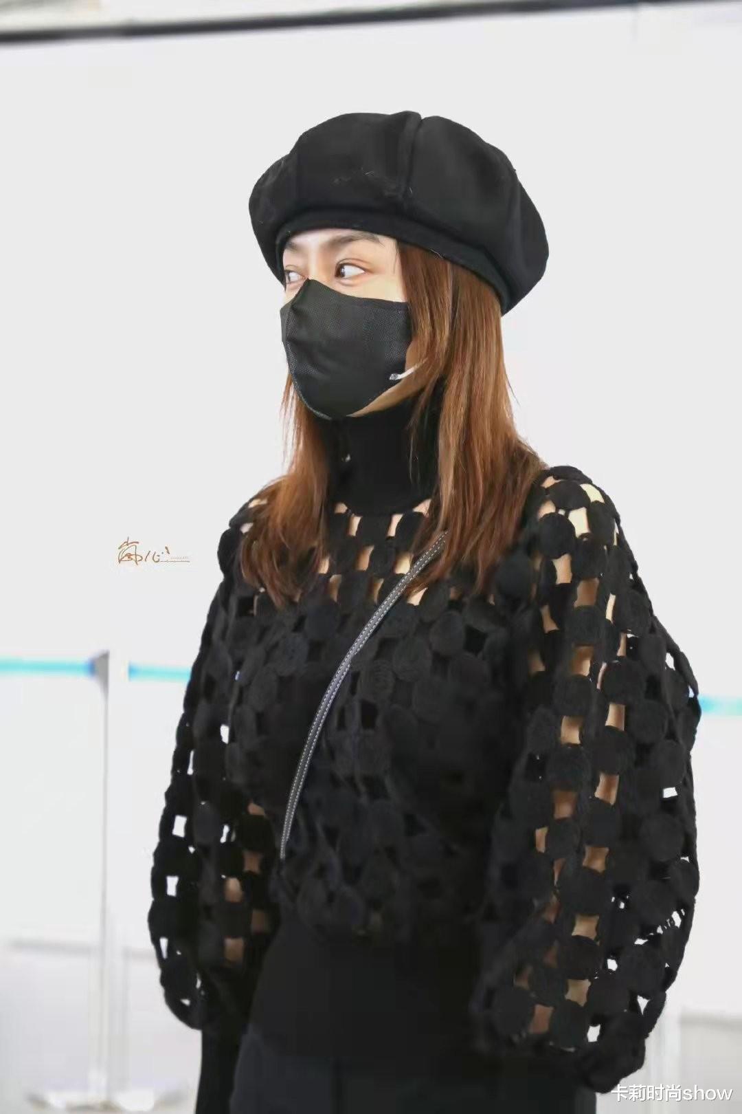 秦岚|秦岚的颜值秘诀是什么？42岁穿一身黑潮酷吸睛，看不出一点阿姨感