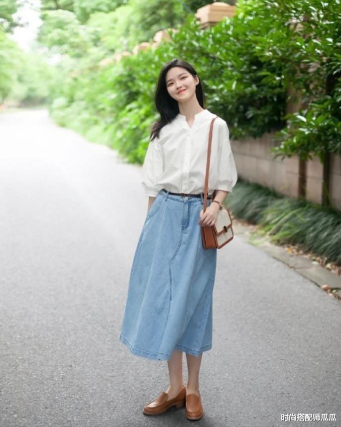 时尚搭配师瓜瓜|“白衬衫+膝下裙”,才是40岁女人的正确穿搭,优雅减龄有气质