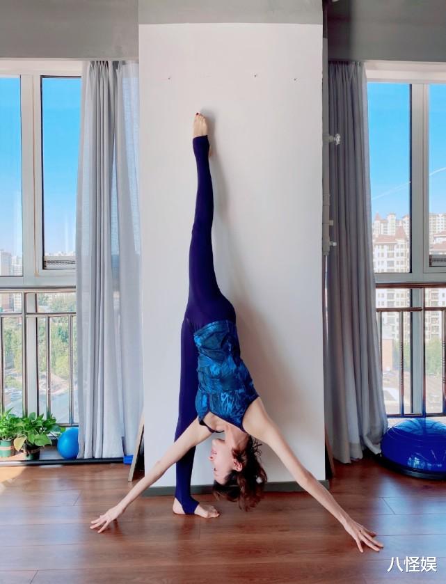 金巧巧|46岁金巧巧跟风秀“蜘蛛腿”，柔韧性惊人，排骨胸全程抢镜