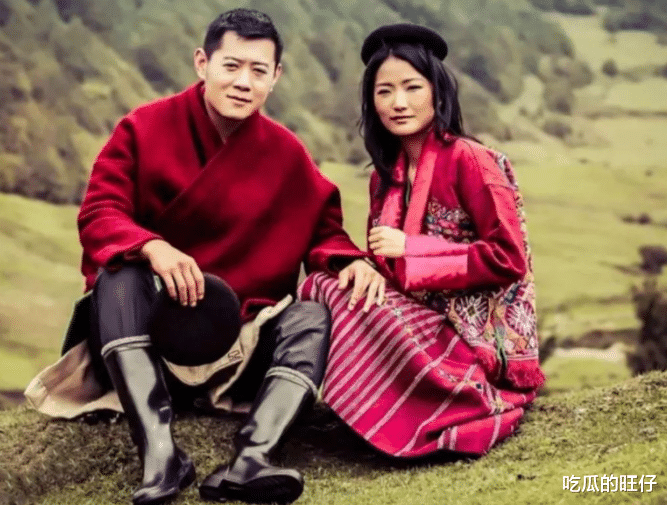 旺楚克|29岁佩玛王后出访日本，只有黄金发箍当王冠，用颜值身材撑场子