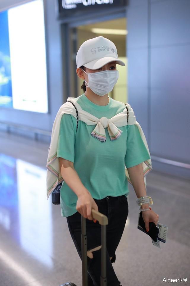 Ainee小屋|潘晓婷的身材看着有点单薄，粉色T恤配瑜伽裤，松垮感太明显