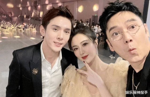 梅婷|林依轮两儿子长大了，22岁老大被称“国民老公”，小儿子帅出风格